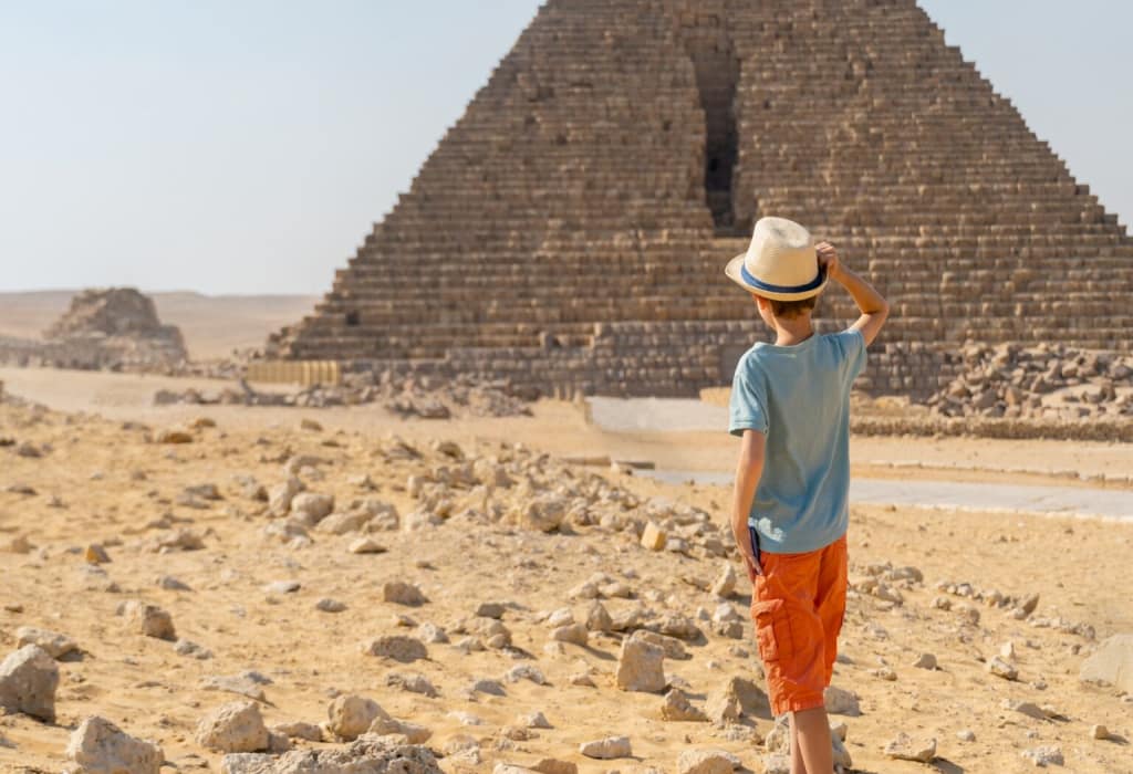 boy-walking-in-front-of-the-pyramid-of-mikerin-on-the-giza-plateau-1536×1024 Excursion d’une journée au Caire et aux pyramides de Gizeh au départ d’Hurghada