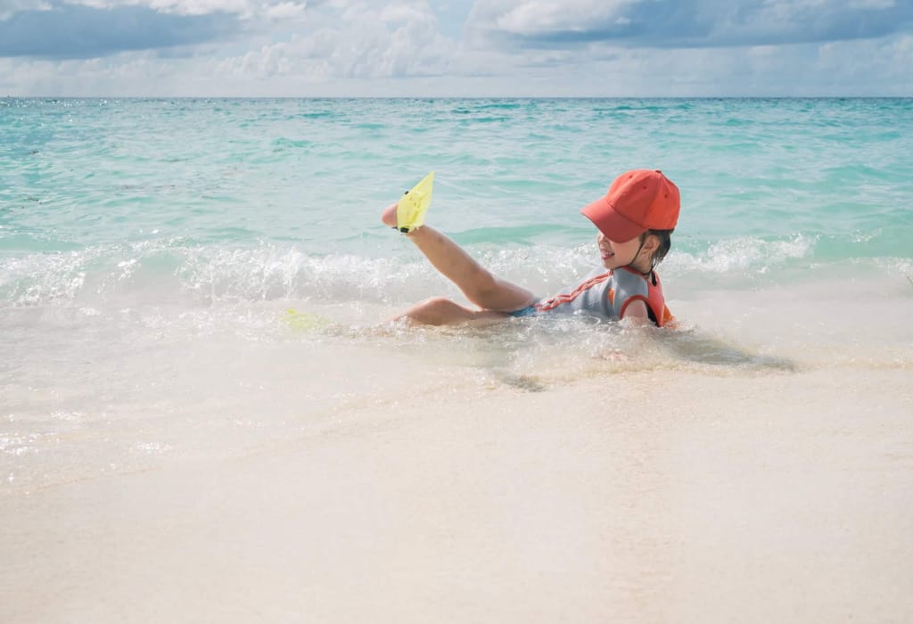 a-little-girl-is-resting-on-the-sea-summer-nature-and-travel- Île Bianca à Hurghada